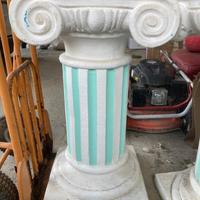 Colonne con capitelli in cemento