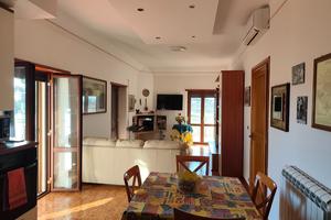 Immobile a Cisterna diviso in tre unità abitative