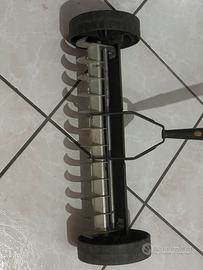 Restrello aeratore con ruote