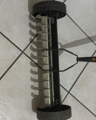 Restrello aeratore con ruote