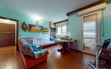 Trilocale con due balconi, cantina e garage.
