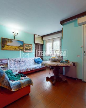 Trilocale con due balconi, cantina e garage.
