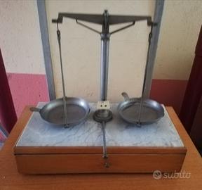 Antica bilancia da farmacia con piano in marmo