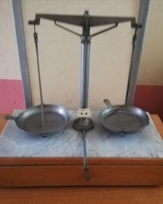 Antica bilancia da farmacia con piano in marmo