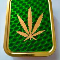 Scatola in alluminio con foglia di marijuana
