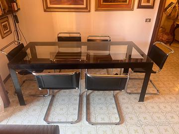 Tavolo in vetro con sei sedie in pelle modernariat