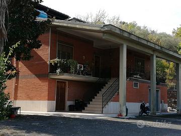 Villa indipendente su due livelli con terreno