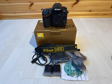 Nikon 810 con battery pack e memorie.
