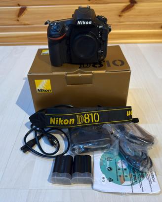 Nikon 810 con battery pack e memorie.