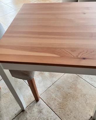 Tavoli in legno e sedie imbottite