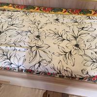 Sciarpone bianco con disegni floreali neri