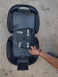 Bauletto con piastra di fissaggio per scuter o mot