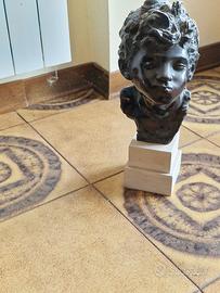 Testa in bronzo con base in marmo