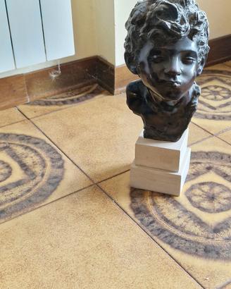 Testa in bronzo con base in marmo