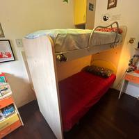 Letto a castello con mobile contenitore