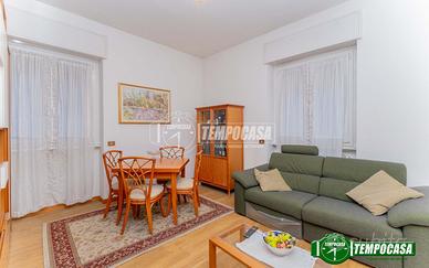 IN CONTESTO CON PORTINERIA COMODO 3 LOCALI CON CUC