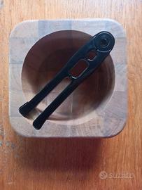 Schiaccianoci con ciotola design moderno