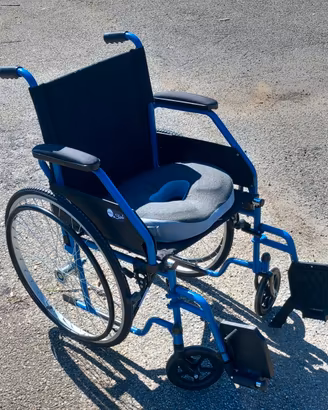 Carrozzina anziani e deambulatore