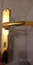 Maniglie ottonate con serrature e chiavi