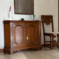 Mobile con specchio e sedia stile antico