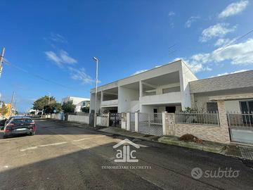 VILLA SU DUE LIVELLI A POCHI METRI DAL MARE