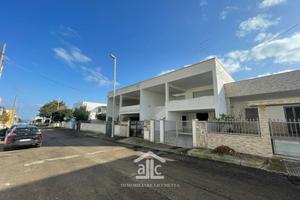 VILLA SU DUE LIVELLI A POCHI METRI DAL MARE