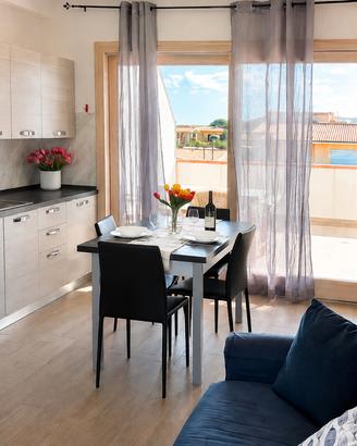 Trilocale con Terrazza e Parcheggio a La Caletta