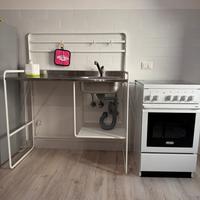 Cucina monoblocco e lavabo