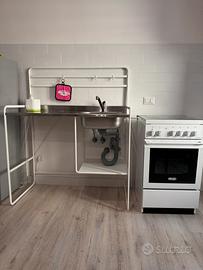 Cucina monoblocco e lavabo