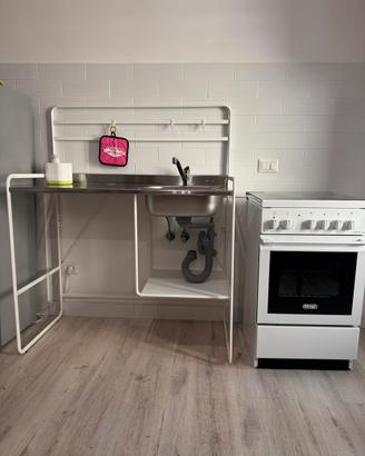 Cucina monoblocco e lavabo
