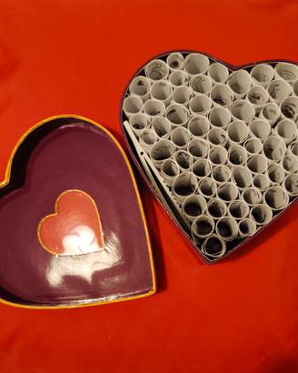 cuore con fogliettini erotici