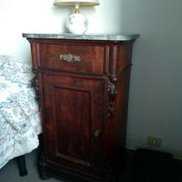 comodini con ripiano in marmo