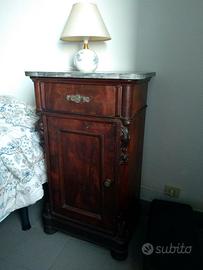 comodini con ripiano in marmo