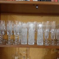 bicchieri in cristallo e bottiglie