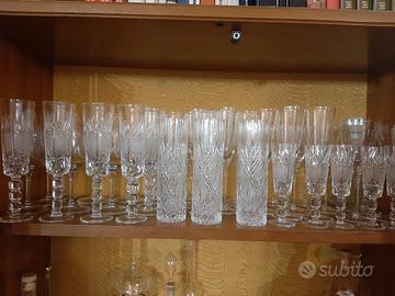 bicchieri in cristallo e bottiglie