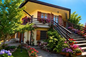 VILLA BIFAMILIARE colline Parma