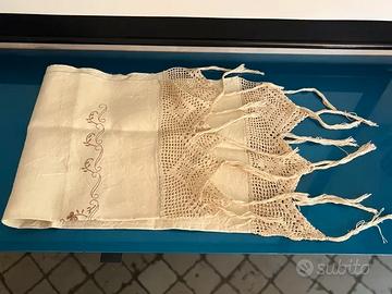 Asciugamano in Lino con Ricamo e Balza Uncinetto