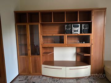 Parete sala con ripiano illuminato