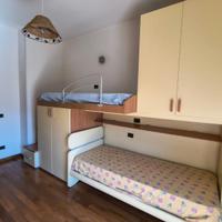 camera da letto singola usata con armadi integrati