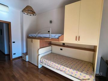 camera da letto singola usata con armadi integrati