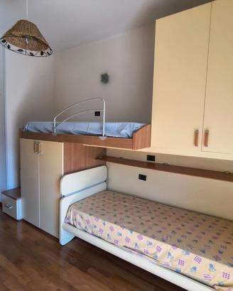 camera da letto singola usata con armadi integrati