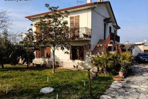 Villa bifamiliare con giardino a jesi