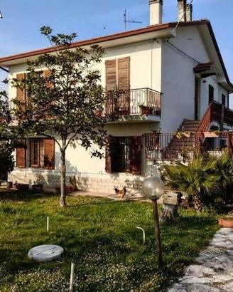 Villa bifamiliare con giardino a jesi