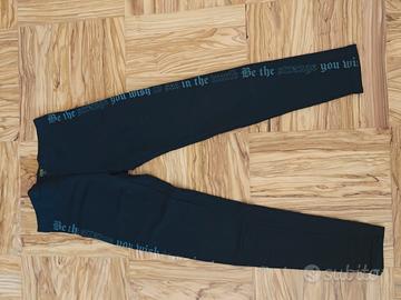 pantaloni leggins comodi neri con scritta laterale