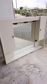 Specchiera con luce. 