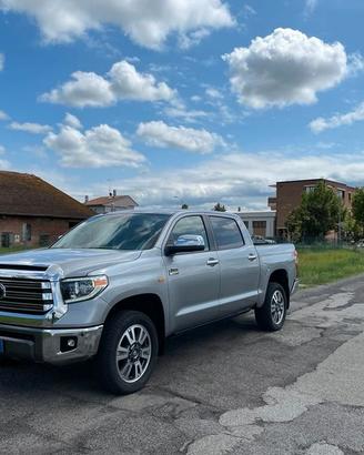 TOYOTA TUNDRA 5700 V8 4X4