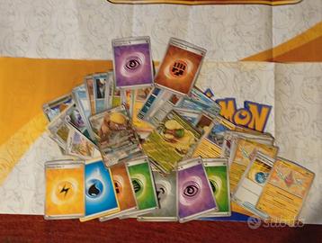 Lotto carte Pokémon di varie espansioni