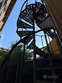 scala a chiocciola antica da esterni