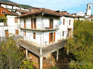 CASA STORICA nelle Alpi Liguri con AMPIO GIARDINO