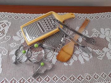 Set cucina nuovo: stampini, grattugie, pinza, mest